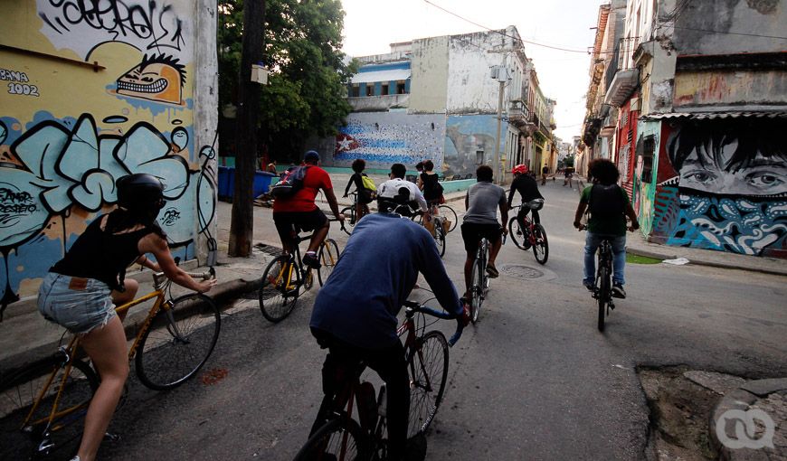 Comunidad de ciclistas de Cuba durante un Bicicletar La Habana dedicada al Historiador de La Habana Eusebio Leal. Foto: Alba León.