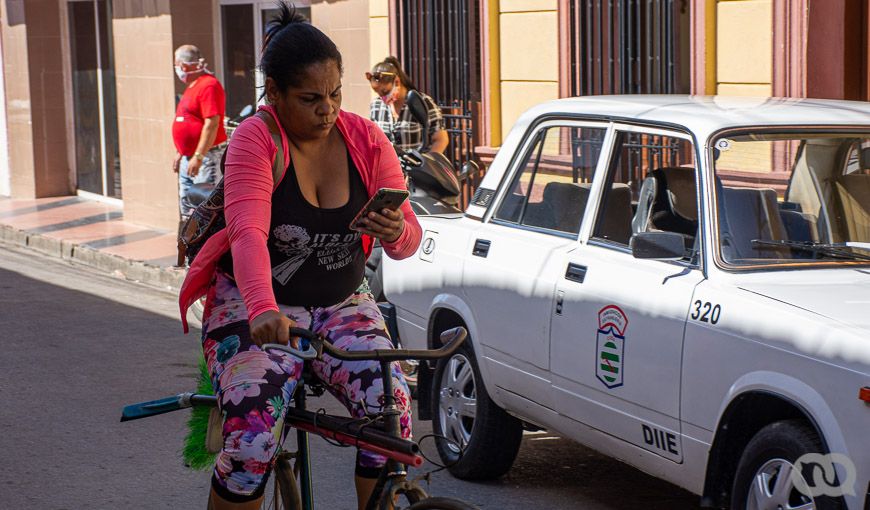 De los más de 6 millones de líneas móviles en Cuba, 3,9 millones pueden acceder a internet por datos móviles. Foto: Sadiel Mederos