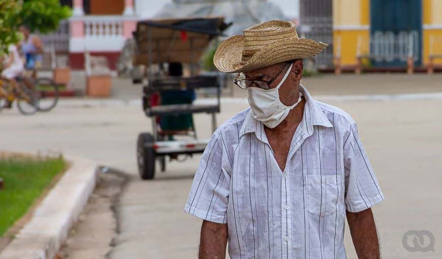 Un señor pasea por el parque central de Remedios. Foto: Sadiel Mederos (elTOQUE)