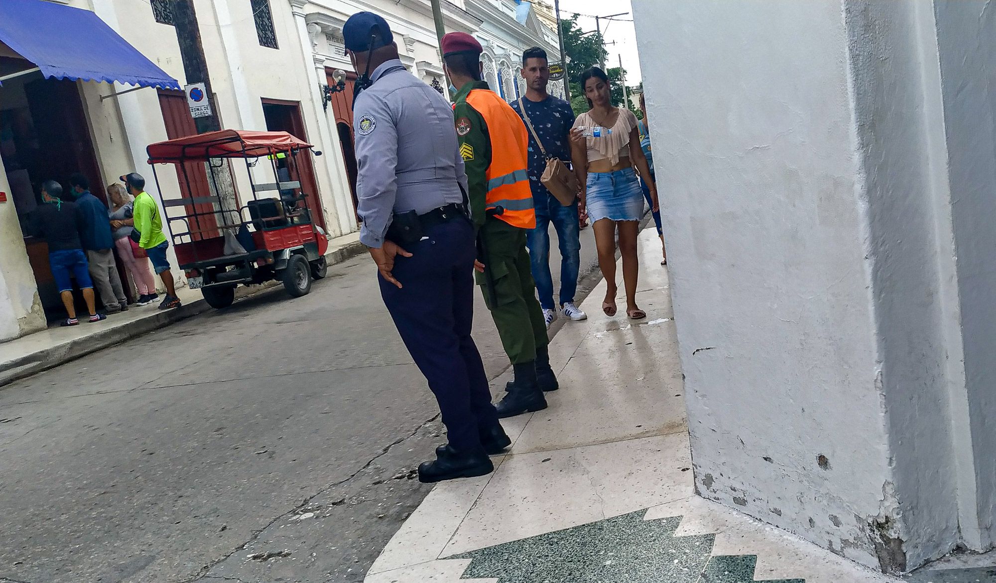 Policías y militares en las calles de La Habana