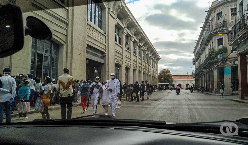 En Cuba se vive una crisis y un desabastecimiento sostenidos de la economía pero el gobierno sigue limitando la iniciativa privada. Recientemente el ministro de Economía dijo que permitir las importaciones por parte de personas naturales sería un error. Foto: Sadiel Mederos.