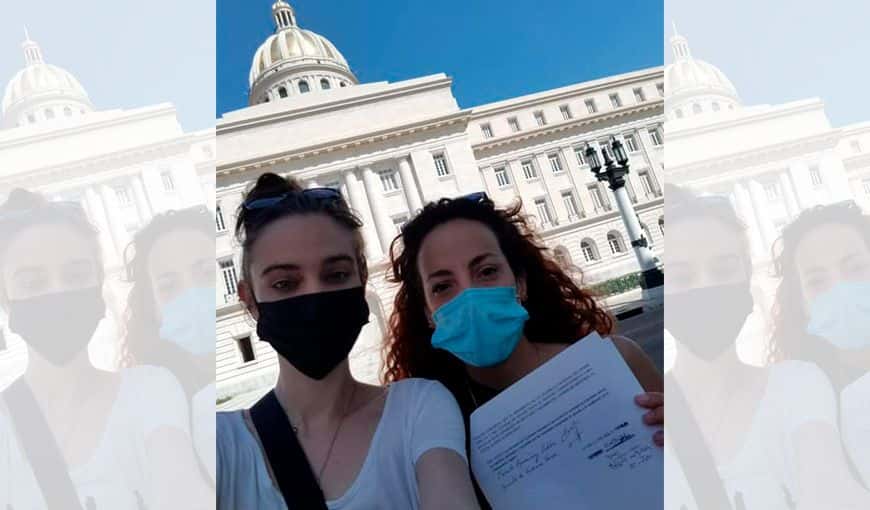 Camila Ramírez Lobón y Aminta D’Cárdenas entregan en la sede de la Asamblea Nacional nueva solicitud para revocacar a Alpidio Alonso su condición como diputado y ministro de Cultura. La Habana, 11 de marzo de 2021. Foto: 27N