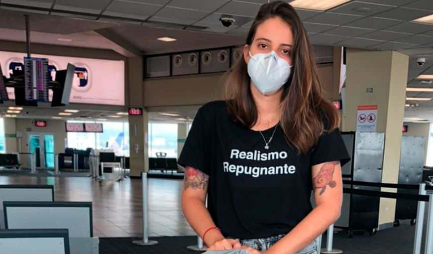 Karla Pérez en el aeropuerto internacional de Tocumen. Ciudad de Panamá, 18 de marzo de 2021. Foto: El Mundo CR.