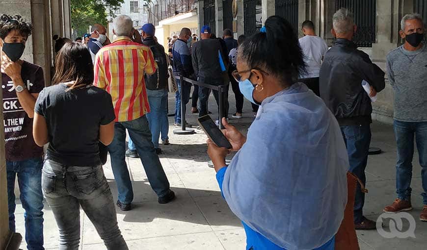El plazo de solicitud de ayudas de subsistencia en el Consulado de España en La Habana que era hasta el 31 de marzo ha sido extendido, debido a la suspensión temporal  por COVID-19 de algunos servicios en la sede del Palacio Velasco. Foto: Enrique Torres. 