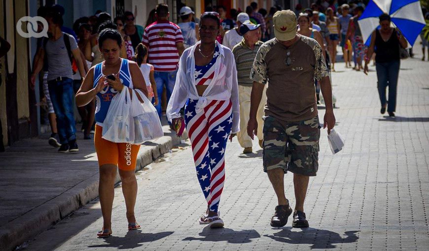 Mujer cubana camina vestida con una bandera estadounidense.
