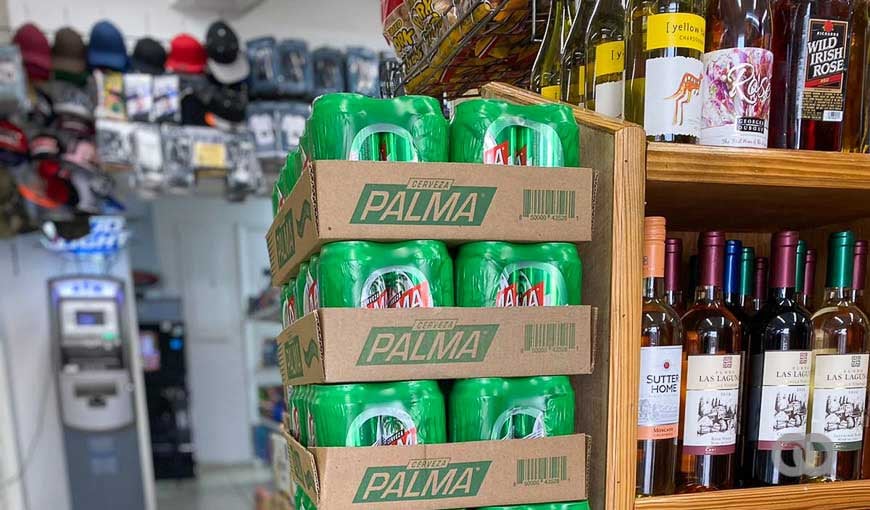 Cajas de Cerveza Palma en mercados de Florida, Estados Unidos.