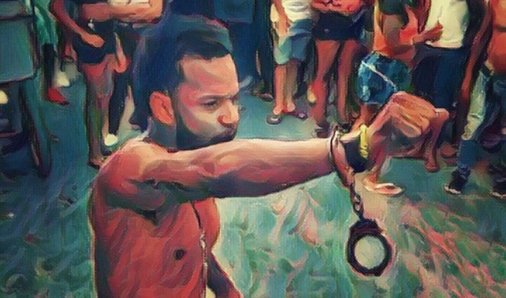 El intento de detención por razones políticas del rapero y activista cubano Maykel Osorbo el domingo 4 de abril generó una manifestación barrial en la cuadra de la sede del Movimiento San Isidro., en La Habana Vieja. Los vecinos se enfrentaron a los agentes policiales y lograron que Maykel no fuera llevado a la fuerza en la patrulla. Captura de pantalla de un Live de Facebook de Luis Manuel Otero Alcántara (intervenido).