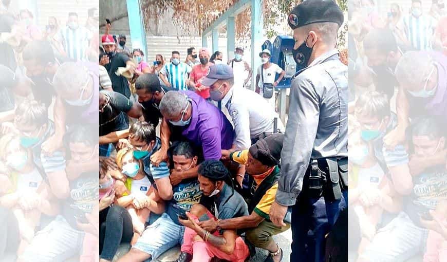 Manifestantes opositores al Gobierno cubano en la calle Obispo, La Habana, son violentados por la policía y agentes de la Seguridad del Estado.