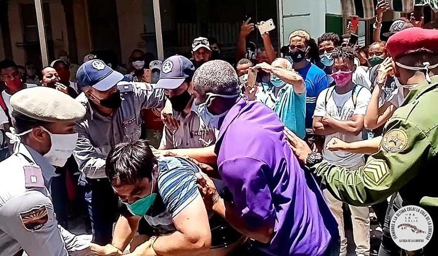 Imagen del 30 de abril de 2021, cuando una docena de personas se manifestaron pac;ificamente en la calle Obispo, en La Habana.