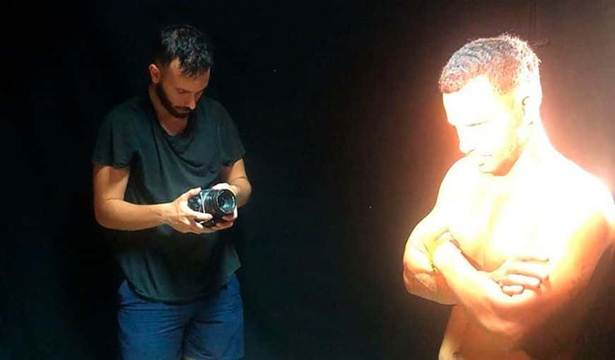 Anyelo Troya (izq.) fue condenado a un año de privación de libertad por «desórdenes públicos» luego de que fotografiara las protestas del 11J. Foto: DDC.