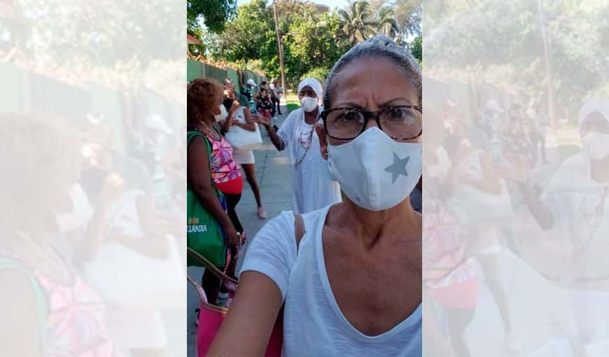 Madres de detenidos aguardan para ingresar a la unidad policial de 100 y Aldabó. La Habana, 19 de julio de 2021. Foto: tomada de DESAPARECIDOS #SOSCuba / Facebook.