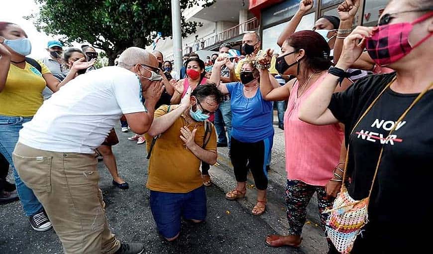 Leonardo M. Fernández Otaño es agredido por trabajadores del ICRT. La Habana, 11 de julio de 2021. Foto: Facebook.