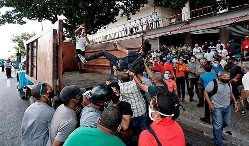 Manifestantes frente al ICRT son lanzados encima de un camión. La Habana, 11 de julio de 2021. Foto: Facebook.
