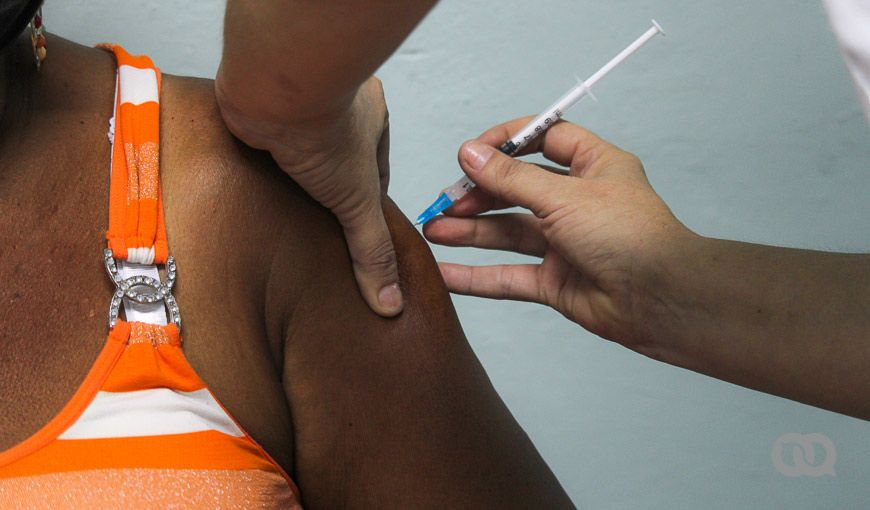 mujer cubana se vacuna contra la COVID-19 en Cuba obligación a vacunarse