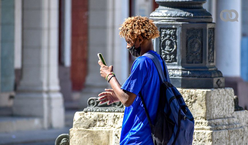 joven cubano en La Habana con un celular lee qué dice el Decreto Ley 35