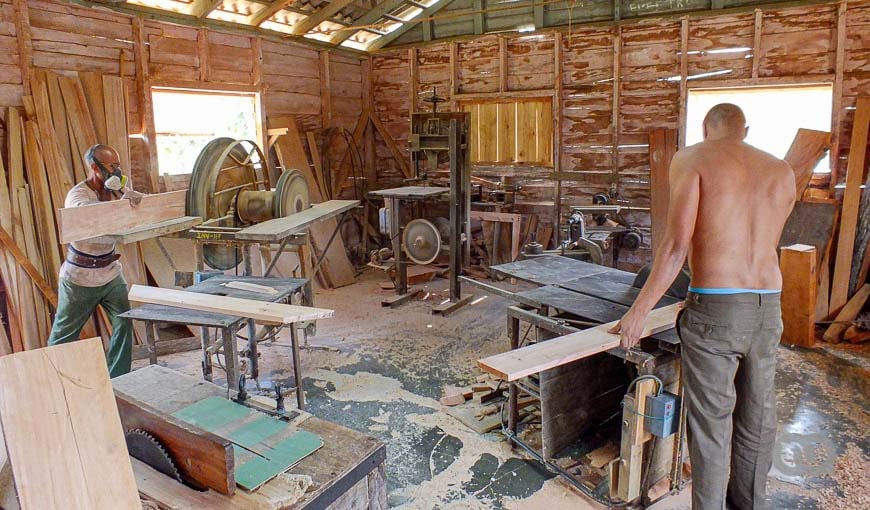 Hombres cubanos trabajan en una carpintería del sector de la economía no estatal en el país o Mipymes