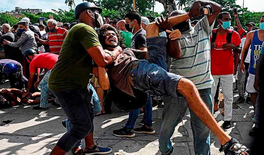Leonardo Romero Negrín es detenido el 11J en La Habana. Foto: Yamil Lage / AFP.