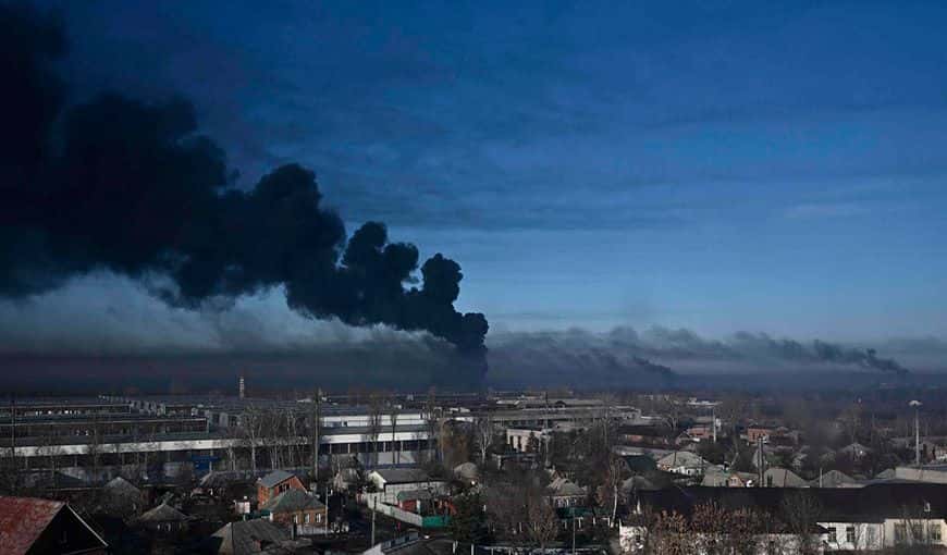 Columna de humo en el aeropuerto militar en Chuguyev cerca de Kharkiv (Ucrania). Foto: Aris Messinis / AFP.