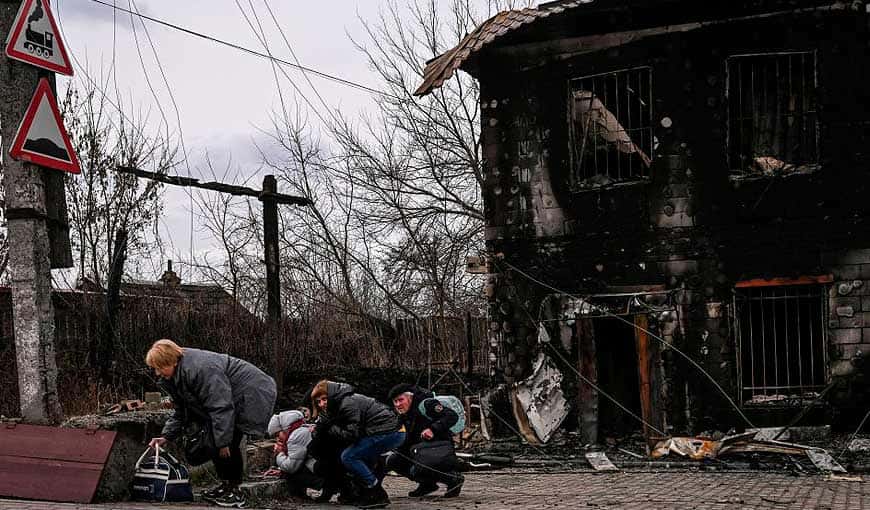 Un grupo de personas se protege de los bombardeos en la ciudad de Bucha, al oeste de Kiev. Noveno día de la invasión Rusa a Ucrania. Foto: Aris Messinis / AFP.