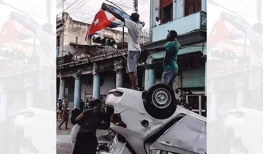 «Tuve una iluminación con la sangre y la patrulla volcada, y dije: me voy a subir y sacaré mi bandera con mi sangre, la sangre de los cubanos, de un manifestante del 11 de julio», dijo Elías Rizo. Foto: Facebook.