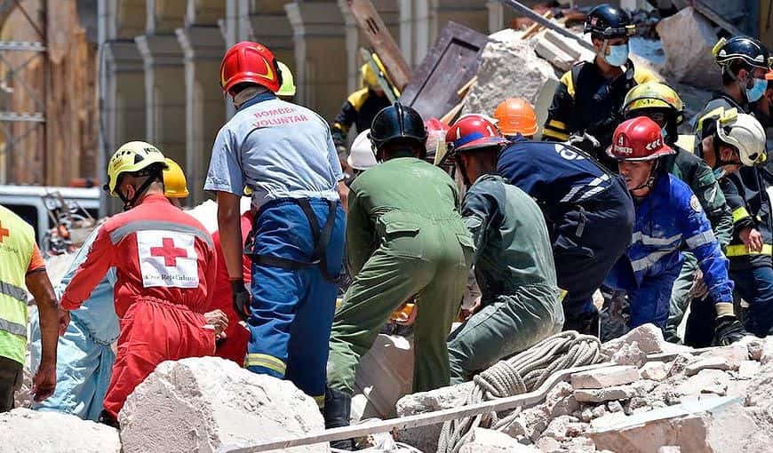 Labores de rescate tras explosión del hotel Saratoga. La Habana, 6 de mayo de 2022. Foto: Adalberto Roque / AFP.