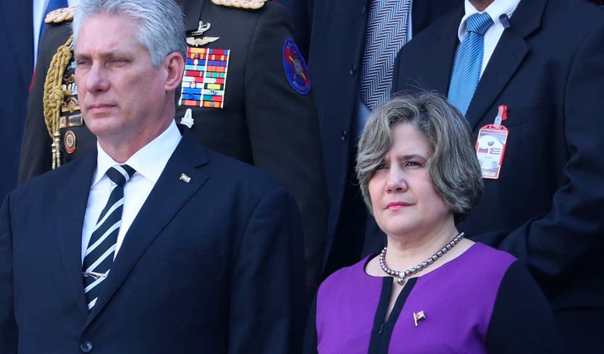 Lis Cuesta (derecha) junto a Miguel Díaz-Canel. Foto: EFE.