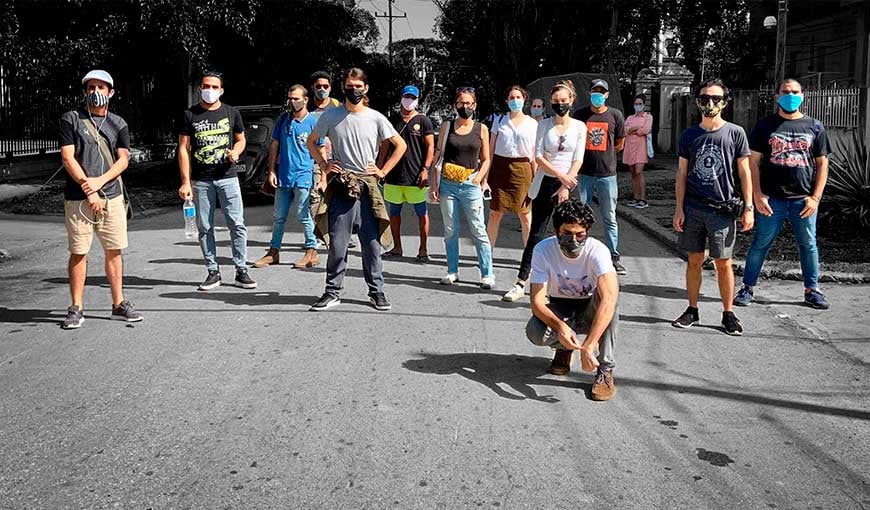 Jóvenes artistas reunidos frente al Ministerio de Cultura este 27 de enero. Foto: Tomada de la página en Facebook del colectivo 27N.