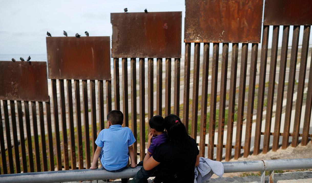 mujer, niños, valla, frontera