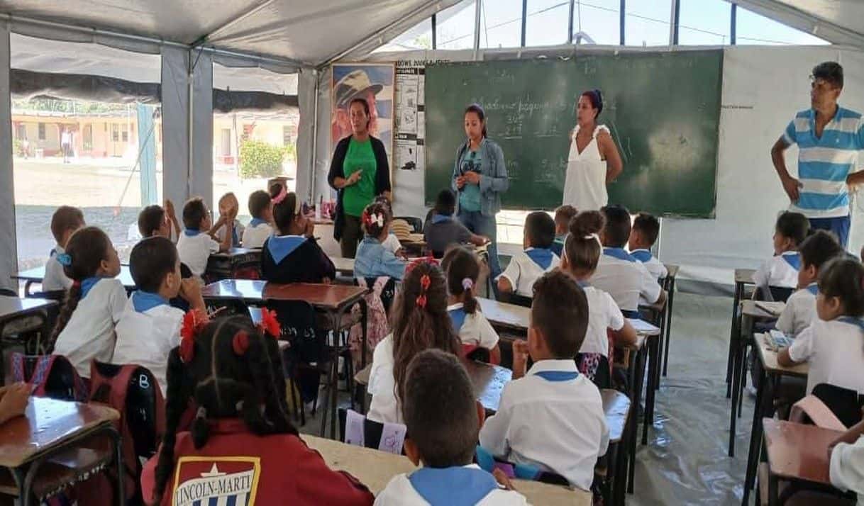 Niños en Granma retoman clases en carpas y con letrinas móviles