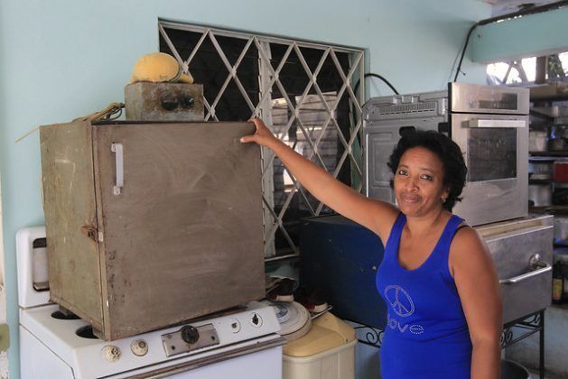 Rosa del Pilar Luque muestra los hornos que rehabilitó y en los que hornea los dulces elaborados en su casa, reconvertida parcialmente en una pastelería, en el barrio de San Agustín, en la periferia de La Habana, en Cuba. Gracias a su esfuerzo ha logrado expandir su negocio, crear otro de comida bufet para celebraciones y sacar adelante sola a sus tres hijos. Foto: Jorge Luis Baños/IPS