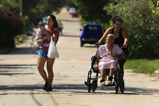 El alto costo que pagan las cubanas por las tareas de cuidado