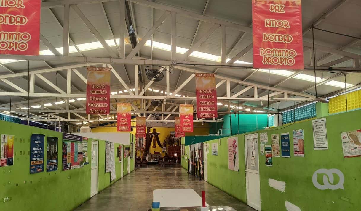 Interior del albergue, que fue adaptado en una nave industrial. Foto Katia Monteagudo.