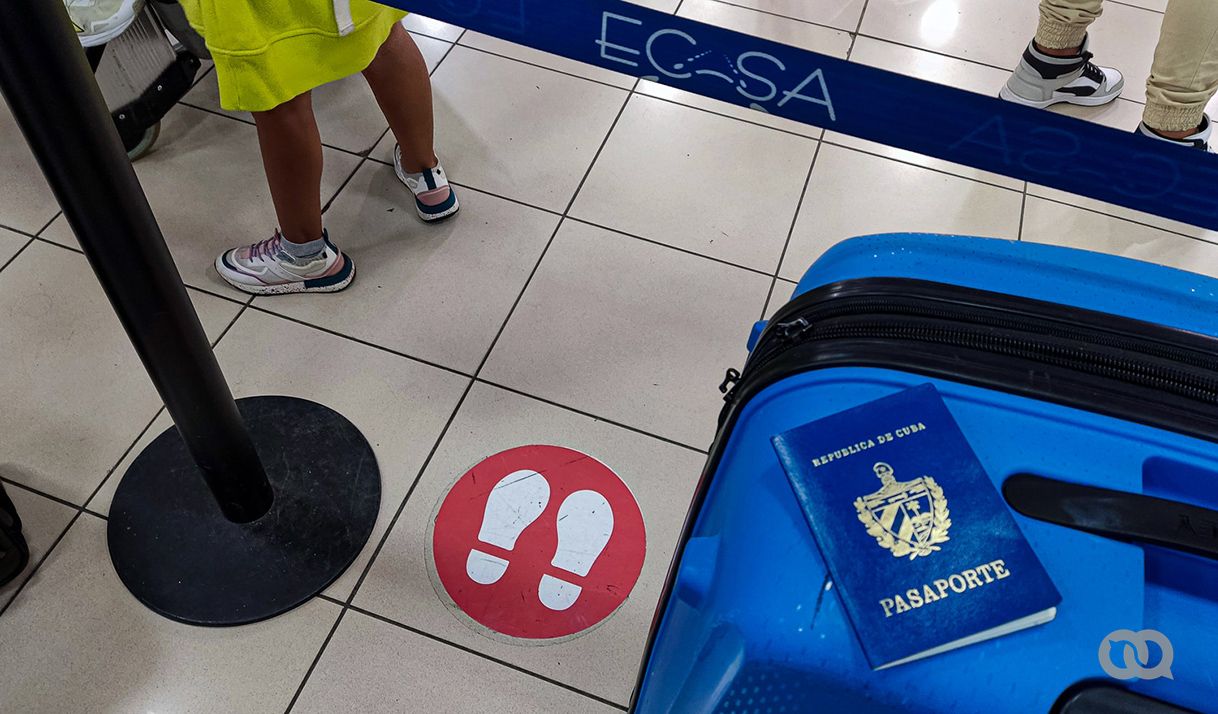 pasaporte, maleta, aeropuerto, pies