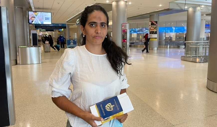 Anamely Ramos en el Aeropuerto Internacional de Miami. Foto: Mario Pentón.