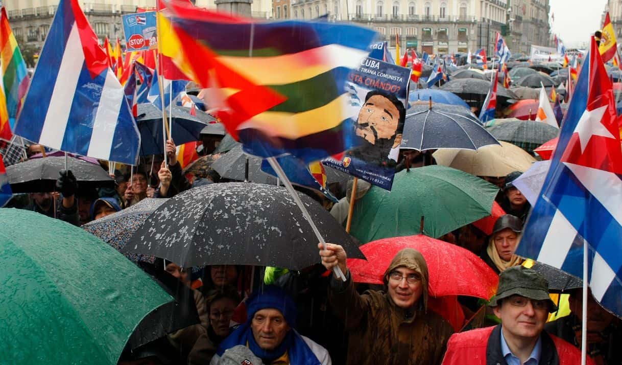 Ondeando banderas cubanas, manifestantes protestas contra el gobierno de La Habana en el centro de Madrid, el domingo 1 de febrero del 2009. (Foto AP/Víctor R. Caivano)