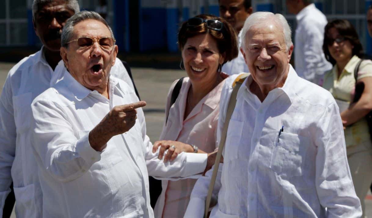 El presidente cubano Raúl Castro, a la izquierda, se reunió con el ex mandatario estadounidense Jimmy Carter en La Habana, el miércoles 30 de marzo de 2011. (AP foto/Franklin Reyes)