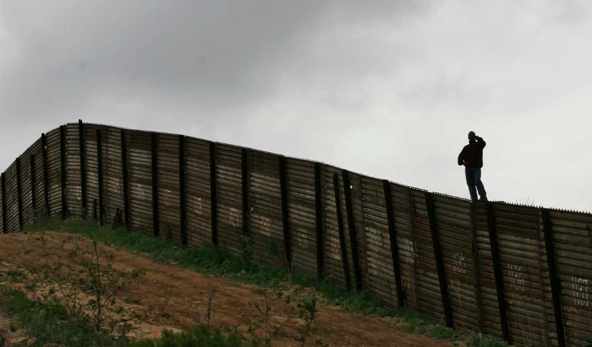 Imagen de referencia. Esta foto del 27 de abril de 2006 muestra la barda fronteriza entre Estados Unidos y México cerca de Smuggler's Gulch al oeste del puerto de entrada San Ysidro en San Diego, California. (AP Foto/Denis Poroy, File)