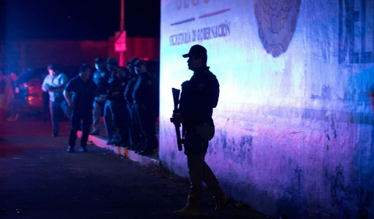 Un agente de la policía federal monta guardia en el exterior de un centro de detención de migrantes en Tapachula, en el estado de Chiapas, México, el 25 de abril de 2019. (AP Foto/Moisés Castillo)