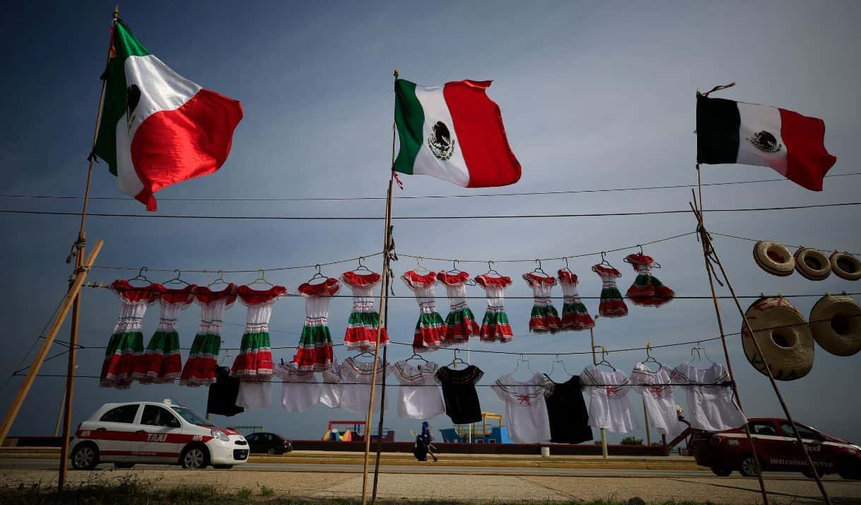 En esta imagen, tomada el 30 de agosto de 2019, un puesto callejero con banderas mexicanas y otros artículos con los colores nacionales antes de la celebración del Día de la Independencia, en Coatzacoalcos, en el estado de Veracruz, en México. (AP Foto/Rebecca Blackwell)