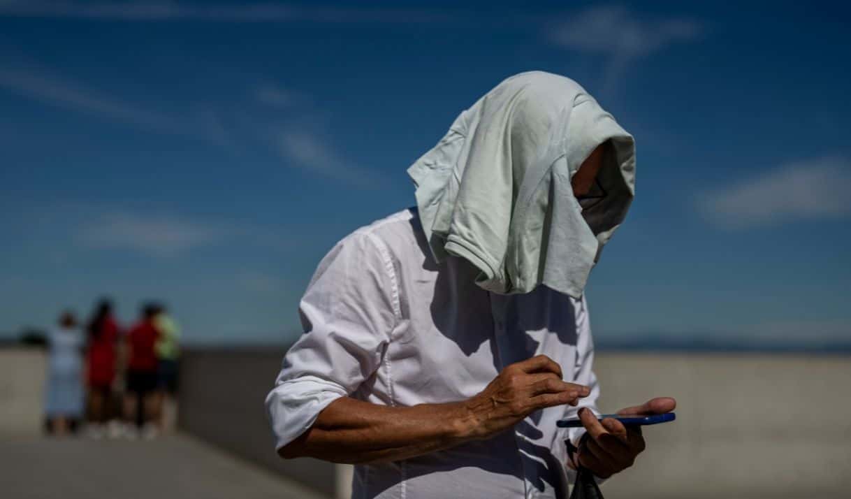 Archivo. Un hombre se cubre la cabeza del sol en un día caluroso en Madrid, España, el viernes 10 de junio de 2022. (AP Foto/Manu Fernández)