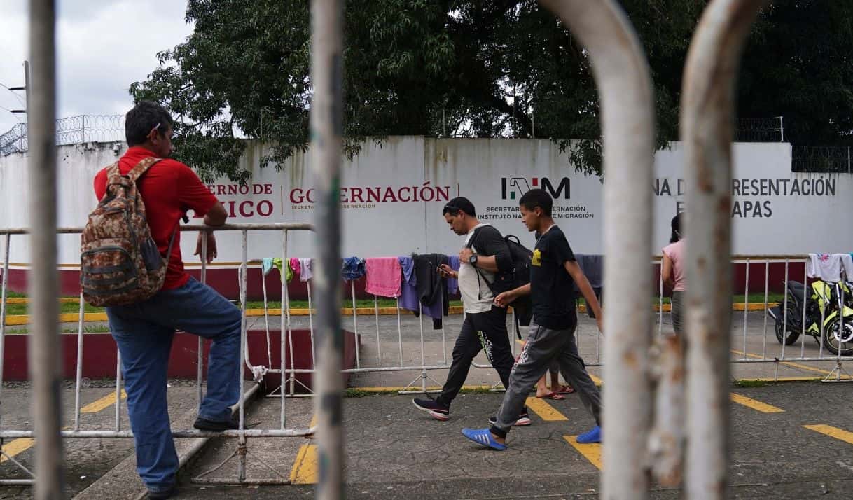 Imagen de referencia. Migrantes caminan frente al Instituto Nacional de Migración en Tapachula, estado de Chiapas, México, el martes 3 de octubre de 2022. (AP Foto/Marco Ugarte)