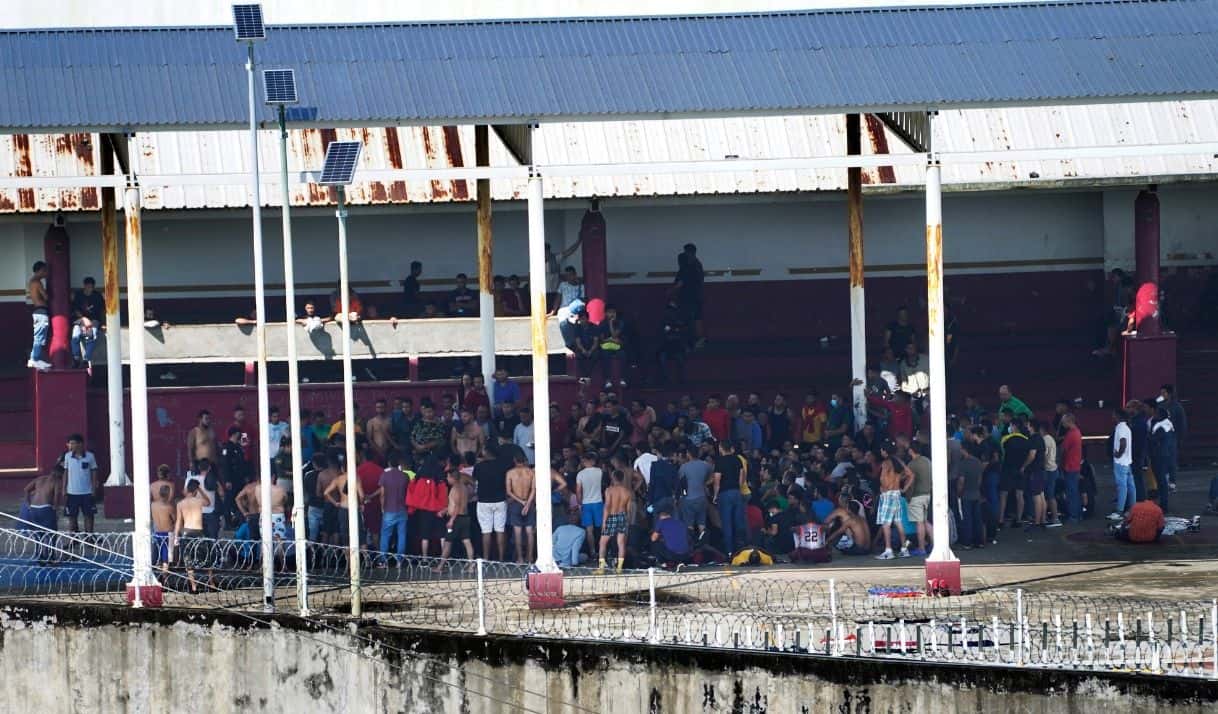 Imagen de referencia / Migrantes están detenidos en la estación migratoria Siglo XXI de Tapachula, estado de Chiapas, Mexico, el martes 4 de octubre de 2022. (AP Foto/Marco Ugarte)
