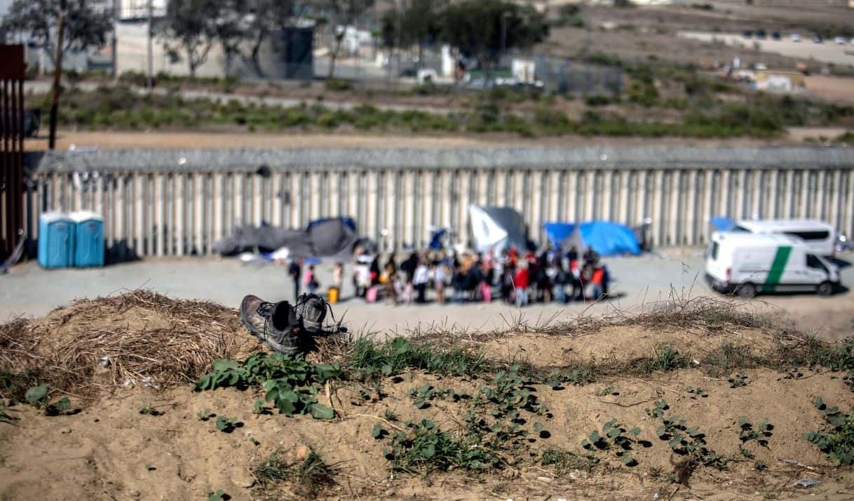 Imagen de referencia. Zapatos abandonados cerca de la frontera entre Tijuana y San Diego, donde los agentes de Migración mexicanos asisten a los migrantes en Tijuana, México, el martes 26 de septiembre de 2023. (AP Foto/Karen Castaneda)