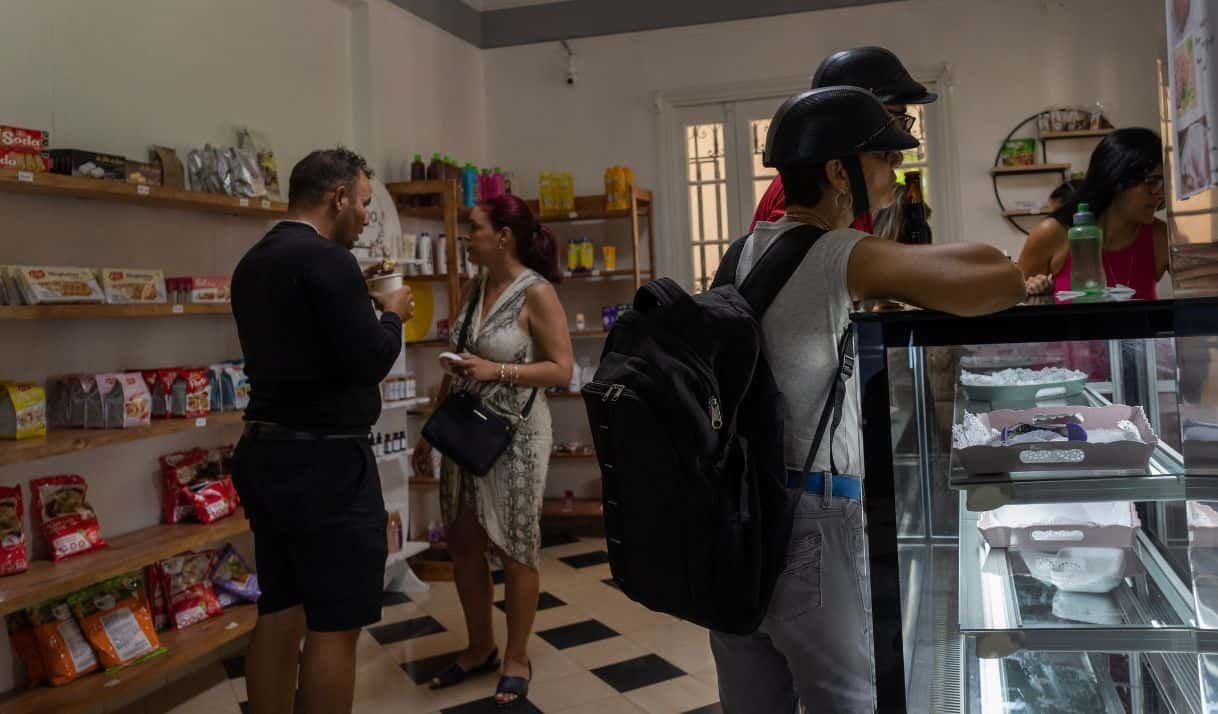 Varias personas compran en una tienda de comestibles privada en La Habana, Cuba, el 11 de noviembre de 2023. En los últimos meses, en toda la isla han surgido decenas de negocios bautizados como “mipymes”, que ofrecen verdaderos tesoros, aunque a precios elevados para la mayoría de la población. (AP Foto/Ramón Espinosa)