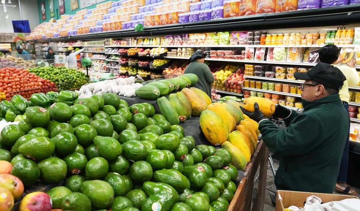 Un empleado coloca papayas en el supermercado Price Choice, que participa en el Programa de Asistencia Nutricional Suplementaria (SNAP) del Departamento de Agricultura de Estados Unidos (USDA), el viernes 14 de noviembre de 2025, en Miami. (AP Foto/Lynne Sladky)