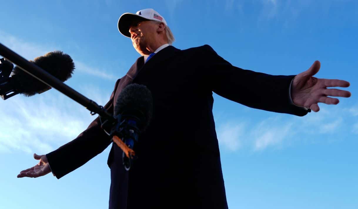 El presidente de Estados Unidos, Donald Trump, habla con periodistas antes de subir al Air Force One el viernes 13 de marzo de 2026 en la Base Conjunta Andrews de Maryland, para un viaje a Florida. (AP Foto/Mark Schiefelbein)