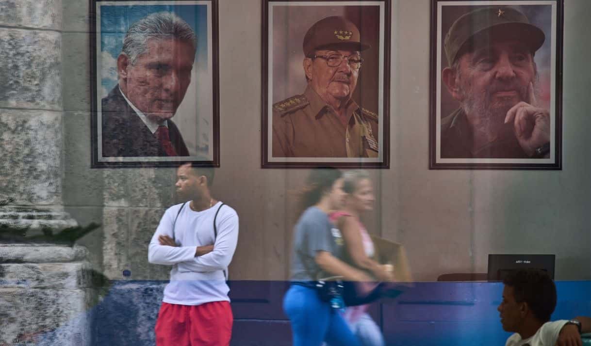 Imágenes del presidente de Cuba, Miguel Díaz-Canel, Raúl Castro y Fidel Castro, se ven en el edificio del gobierno en La Habana, Cuba, el miércoles 20 de mayo de 2026. (Foto AP/Ramón Espinosa)