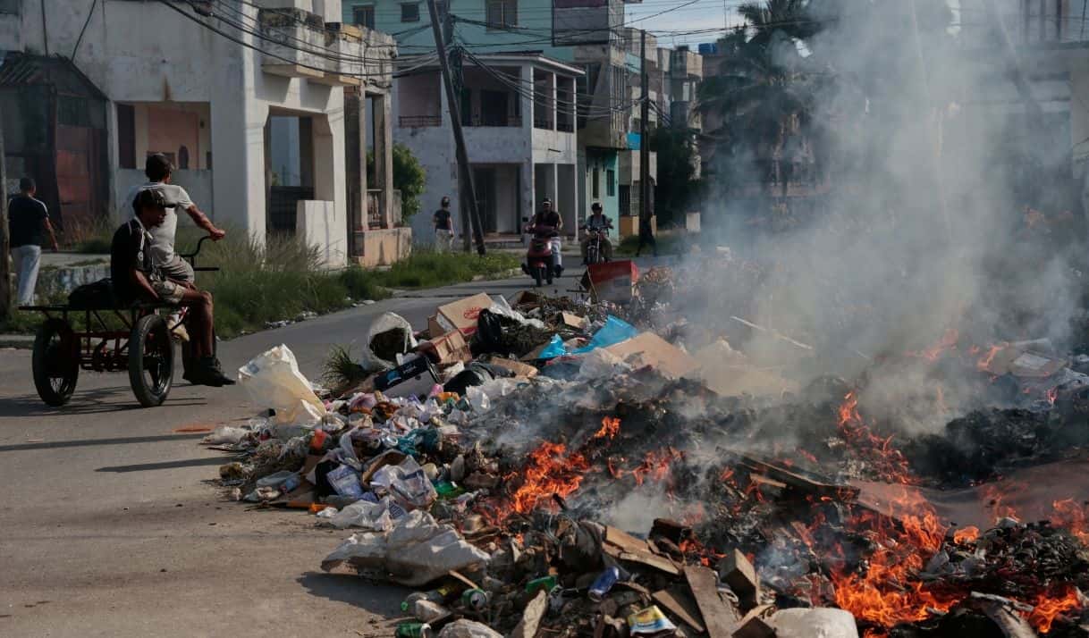 Un montón de basura arde en La Habana, Cuba, el miércoles 17 de junio de 2026. (AP Foto/Jorge Luis Banos)