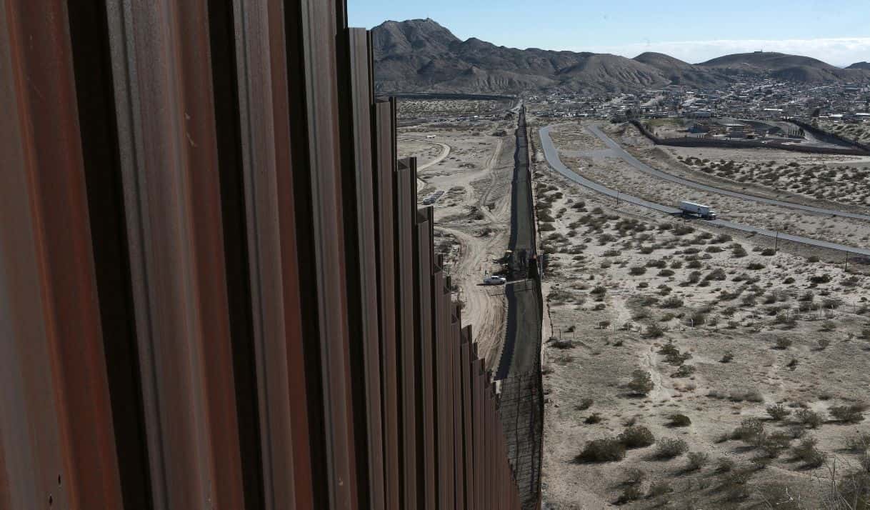 Estados Unidos no está obligado a inspeccionar a solicitantes de asilo que esperan en México, falla la Corte Suprema 