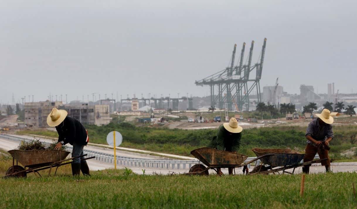 Fotografía de archivo del 6 de noviembre de 2013, de trabajadores en una zona cercana a un nuevo puerto en construcción, en Mariel, Cuba. / Franklin Reyes, AP.